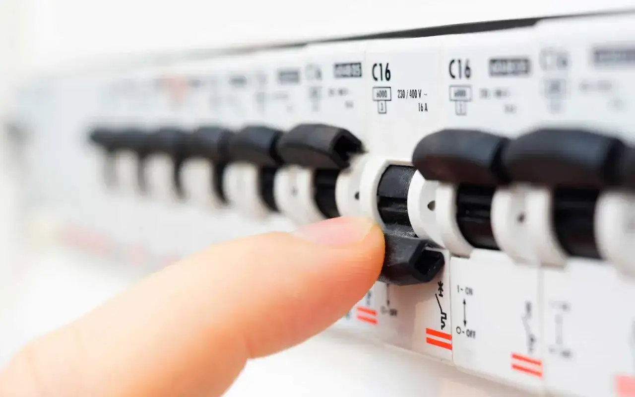 Zdjęcie Jaki bezpiecznik do klimatyzacji 3,5 kW? Poradnik montażu